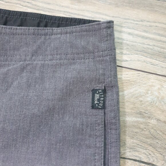 Nitrous Black Striped Men Casual Shorts Size 30 Gray With Green White Stripes - Picture 2 of 6
